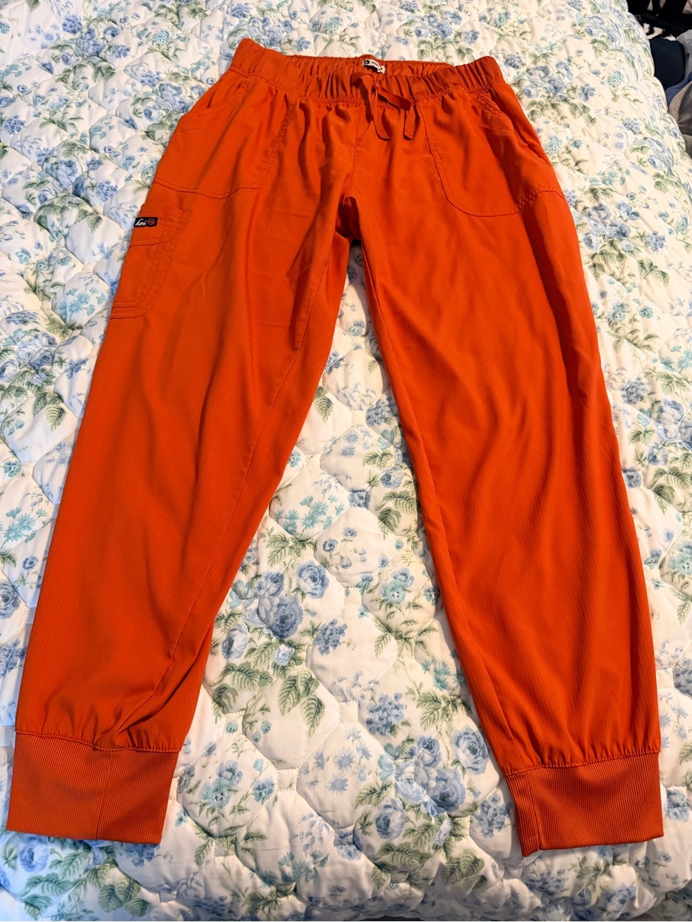 Koi lite scrub set in a teracoda/rust color. Top is a xl, pant a large, - Picture 9 of 10